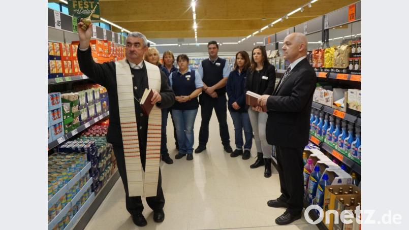 Pfarrer Schlinke (rechts) und Dekan Kaufmann segneten den neuen Lidl-Markt. Bild: weu