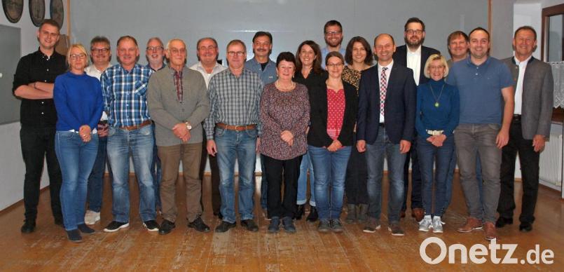 Die Gemeinderatskandidaten des SPD-Ortsvereins mit Bürgermeisterkandidaten Werner Scharl (Sechster von rechts) und Wahlleiter Bezirksrat Richard Gaßner (rechts). Bild: sön