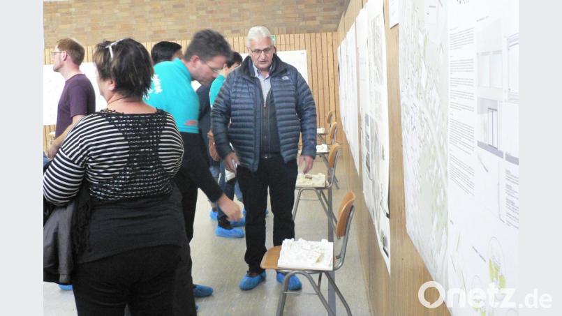 Die dreitägige Wettbewerbsausstellung eröffnet die Möglichkeit, einen Eindruck von den Modellen und Plänen für den Neubau der Grund- und Teilmittelschule zu gewinnen und darüber zu diskutieren. Bild: lep