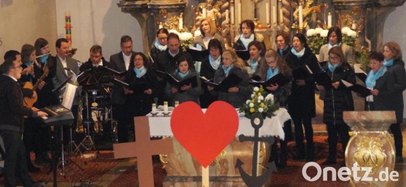 Seit 20 Jahren erfreut der Chor „Horizont“ unter der musikalischen Leitung von Martin Pflug (links) sowie Anette Fischer weit über die Grenzen von Teunz hinaus die Musikfreunde, gestaltet einfühlsame Gottesdienste und gibt mitreißende Konzerte. Für das Jubiläumskonzert heimste das Ensemble begeisterten Applaus ein. Bild: weu