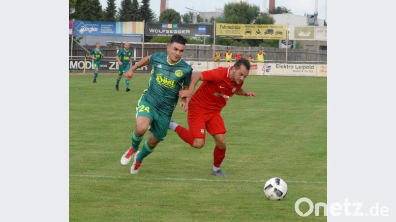 Der SV Mitterteich tritt am Samstag bei Schlusslicht Baiersdorfer SV an. Maximilian Christl (links, Szene aus dem Hinspiel) brennt nach langer Verletzungspause auf seinen Einsatz. Bild: gb