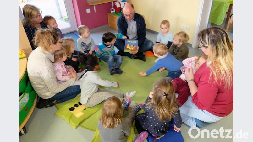 In der Kindertagesstätte entführt Bürgermeister Albert Nickl die Krippenkinder mit der Geschichte vom kleinen Mondbär in eine Welt voller Abenteuer. Bild: do