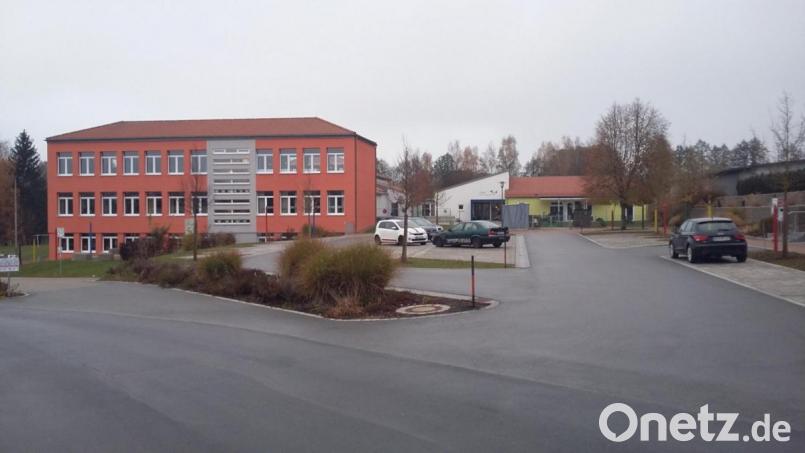 Das Waldthurner &quot;Bildungszentrum&quot; mit Grundschule (rotes Gebäude), Kindertagesstätte (rechts daneben) und, im Schulgebäude integrierter, Mittags- und Hausaufgabenbetreuung - alles nach dem Motto des Bürgermeisters: &quot;Kurze Beine - kurze Wege&quot; Bild: fla