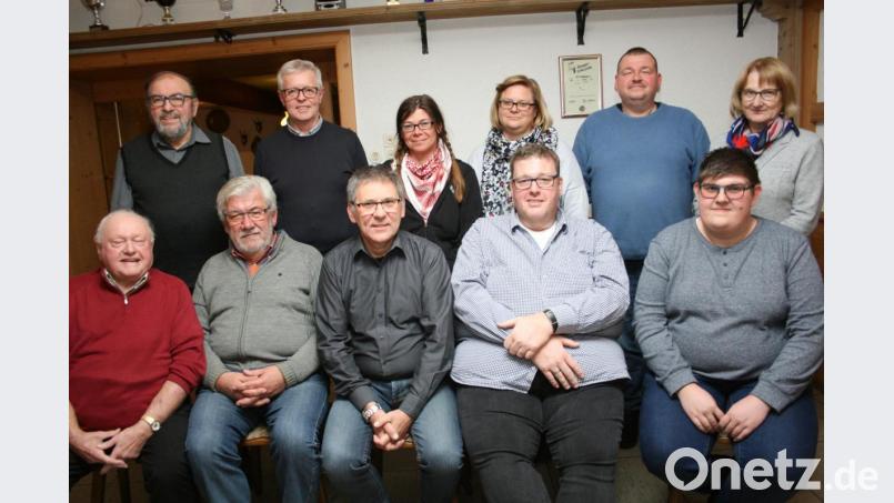 Die Führung der Unabhängigen Freien Wählergemeinschaft mit dem Gründungs- und langjährigen Gemeinderats- und Kreistagsmitglied Emmeram Trottmann: Vorne von links Emmeram Trottmann, Kassier Werner Zuleger, Erster Vorsitzender Oskar Schuster, Zweiter Vorsitzender Wolfgang Stummreiter, Schriftführer Tobias Megies; hinten von links Peter Steinhauser (Wahlleiter), Hermann Stobitzer, Karin Gradl, Carolin Breitner, Markus Steinhauser, Kassenprüferin Gertraud Kappauf. Bild: roh