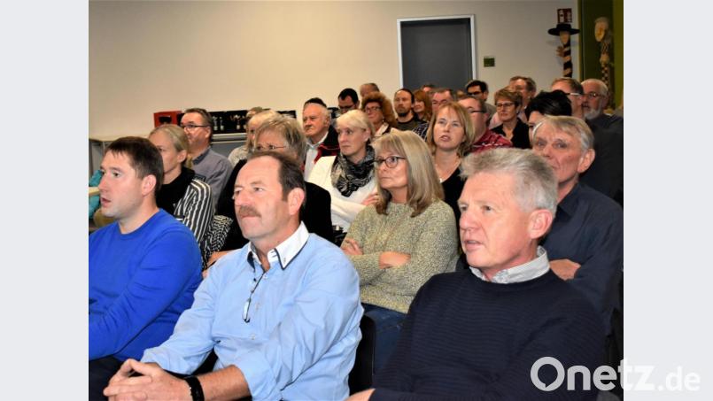 Die Bürgerversammlung lockt zahlreiche Besucher in die Aula der Grafenwöhrer Grund- und Mittelschule. Bild: rgr