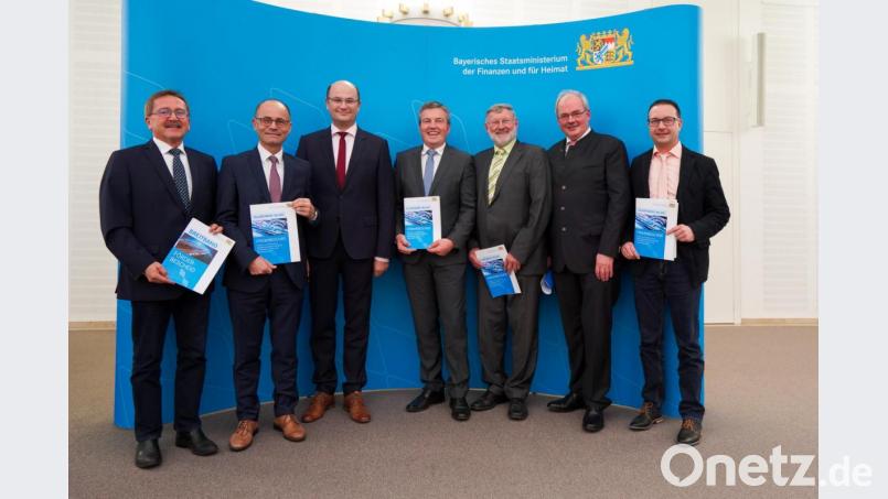 Finanzminister Albert Füracker (Dritter von links) überreicht Förderbescheide an Bürgermeister Hans Donko (Erbendorf), stellvertretenden Landrat Alfred Scheidler, Martin Rosner von der Stadtverwaltung Waldsassen, Bürgermeister Josef Schmidkonz (Mähring), Bürgermeister Gottfried Härtl (Friedenfels) und Harald Seitz von der Verwaltungsgemeinschaft Mitterteich (von links). Bild: Christian Blaschka