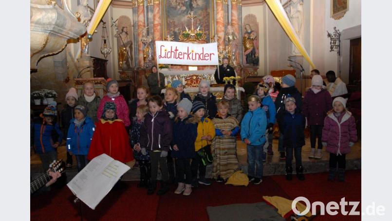 Die Mädchen und Jungen der Kindertagesstätte Regenbogen führten nicht nur das Martinsspiel auf, sondern trugen auch Gedichte und Lieder vor, die Kindergartenleiterin Tanja Ruckdäschel und ihr Team mit ihnen einstudiert hatten. Bild: gbj