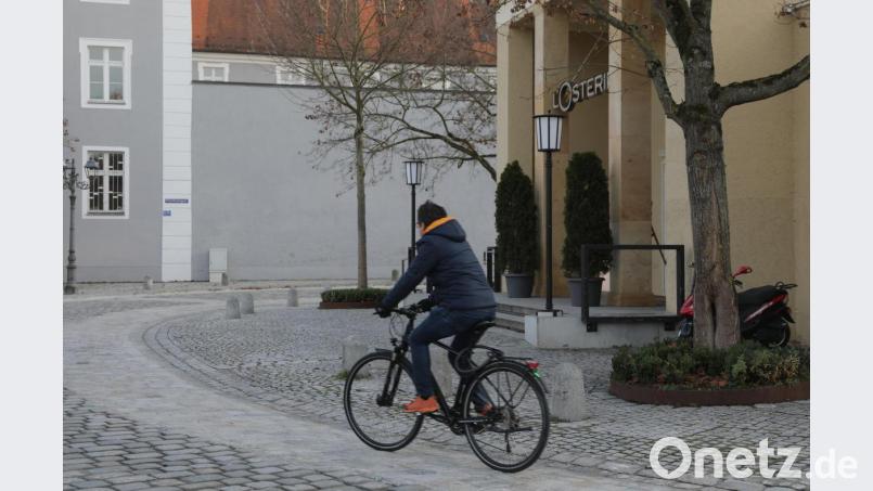 Radeln auf der neuen Spur in der Franziskanergasse. In einem Modellversuch wurden hier die Fugen mit Spezialmörtel verfüllt und das Pflaster anschließend noch abgeschliffen. Bild: Wolfgang Steinbacher