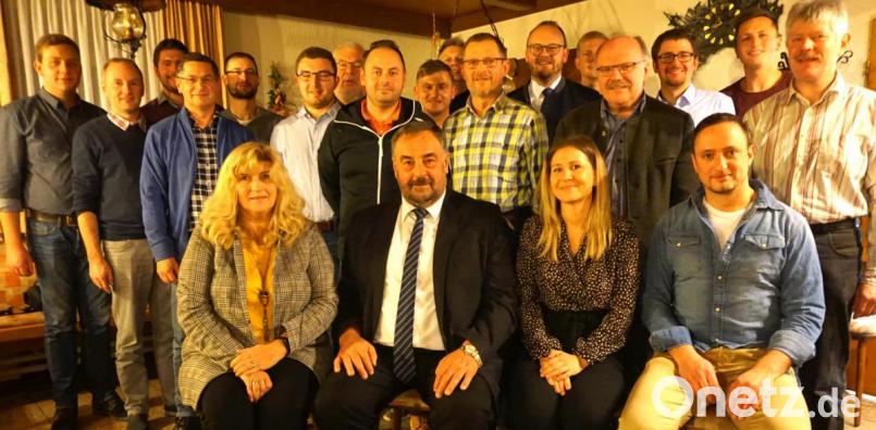 Die Kandidaten der CSU Waldthurn für den Marktrat präsentieren sich als bunt gemischte Truppe. Bild: fvo