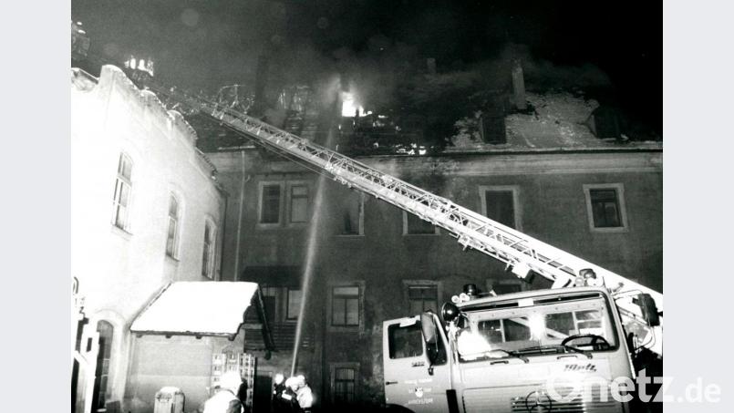 Der Dachstuhl im Nordflügel des Malteserkomplexes brennt Ende Januar 1993 lichterloh. Ein Großaufgebot an Feuerwehrkräften kann die völlige Zerstörung des Gebäudes abwenden, auch ein Übergreifen der Flammen auf den Trakt mit der Provinzialbücherei samt ihrem historischen Bibliothekssaal wird verhindert. Archivbild: gf