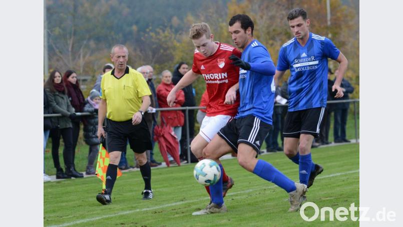 Dennis Lobinger (rotes Trikot) und seine Pfreimder Teamkollegen wollen gegen Aigslbach diel Leistung aus dem Weiden-Spiel abrufen. Bild: ham