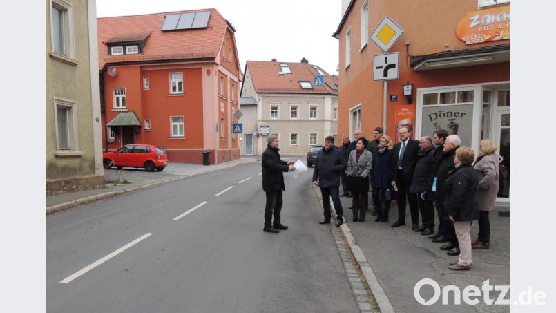 Die CSU-Kreistagsfraktion und Landrat Andreas Meier treffen sich in Pressath. Zweiter Bürgermeister Max Schwärzer (links) regt bei dem Ortstermin an, die Ortsdurchfahrten zu verbessern. Bild: exb