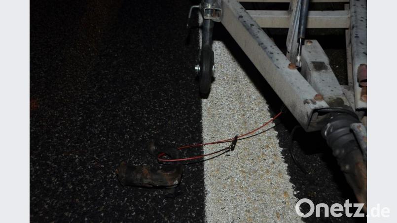 Die abgerissene Anhängerkupplung war Ausgangspunkt eines Verkehrsunfalls auf der Autobahn A 6 in Fahrtrichtung Vohenstrauß. Bild: dob