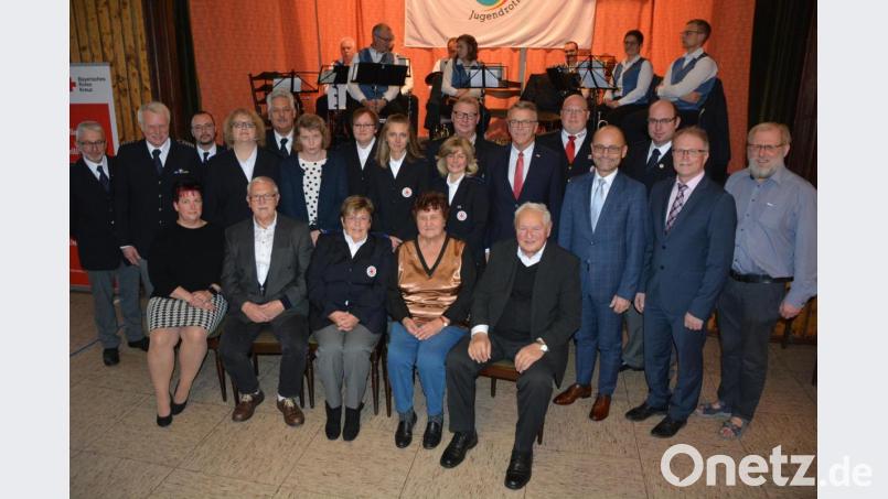 Für zum Teil jahrzehntelange Mitgliedschaft ehrte das Rote Kreuz Konnersreuth eine Vielzahl von Mitgliedern. Im Bild (sitzend, von links) Nicole Mickisch, Konrad Braun, Hermine Schaumberger, Christa Judas und Michael Hamann gemeinsam mit den weiteren Geehrten und Ehrengästen. Bild: jr