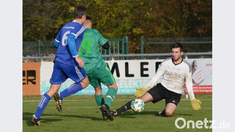 Schmidgadens Torwart Lukas Deichl (rechts) könnte im Derby beim TV Nabburg viel zu tu bekommen. Bild: ham