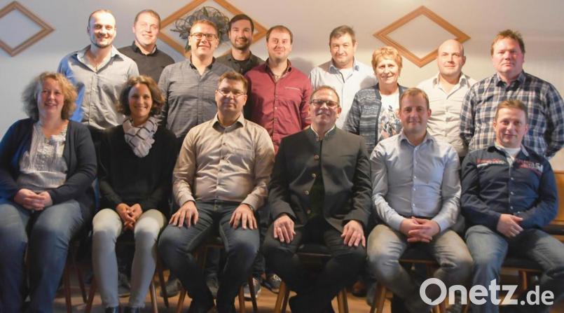 Engagierte Bürger, darunter eine große Zahl junger Menschen, haben sich bereit erklärt, bei der Stadtratswahl für die Parteilose Wählergruppe der Ortsteile zu kandidieren. Die Stadträte Egbert Völkl (sitzend, Dritter von rechts) und Michael Schlagenhaufer (sitzend, Dritter von links) führen die Liste an. Bild: exb/Udo Weiß