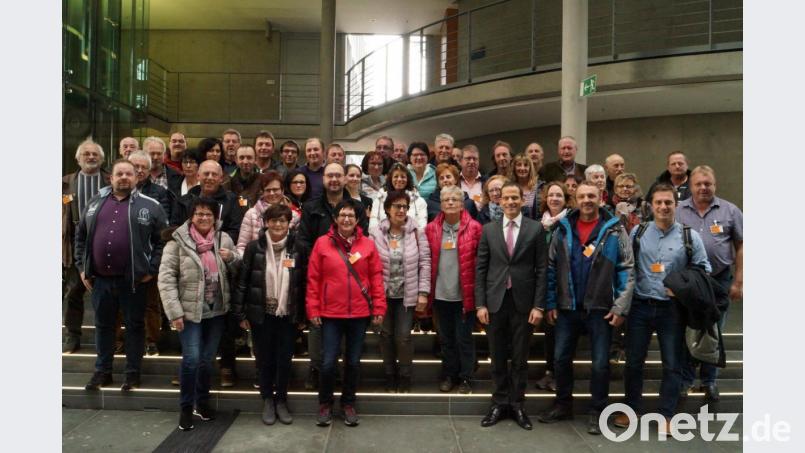 Die Reisegruppe der Ebnather Feuerwehr und der CSU genießt den Aufenthalt in Berlin. Mit dabei: (von rechts) CSU-Vorsitzender Wolfgang Söllner, Kommandant Gerhard Horn und Bundestagsabgeordneter Albert Rupprecht. Bild: soj