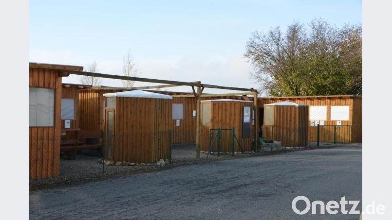 Die Volieren stehen seit über drei Jahren auf dem Gelände der ehemaligen Glasfabrik. Jetzt forderte die Baubehörde des Landratsamts Neustadt/WN dafür Planunterlagen an. Bild: dob