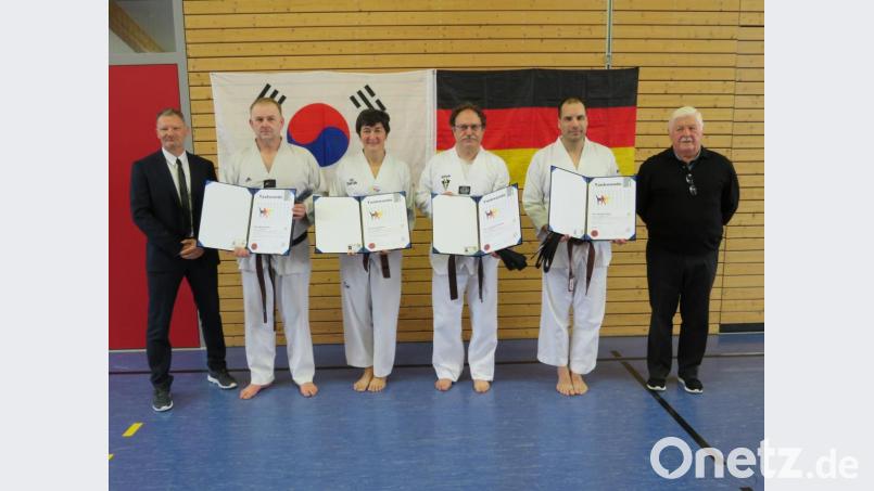 Prüfer Roland Hofbauer (links) und Trainer Manfred Härtl (rechts) beglückwünschen die neuen Schwarzgurtträger der Taekwondo-Abteilung des SV Parkstein. Stolz präsentieren die Martin Janker, Evelin Bauer, Joachim Freisleben und Michael Raab (von links) ihre Urkunden und Gürtel. Bild: adj
