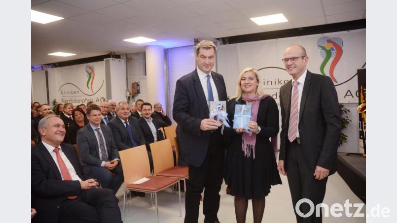 Neben einem Zoigl-Korb und Blumen überreichte Kliniken-Vorstand Josef Götz Ministerpräsident Söder und seiner Ministerin Huml auch Bücher von Norbert Neugirg. „Was Gscheit’s zum Lesen.“ Für Musik sorgten die „Sax Brothers“. Bild: Gabi Schönberger