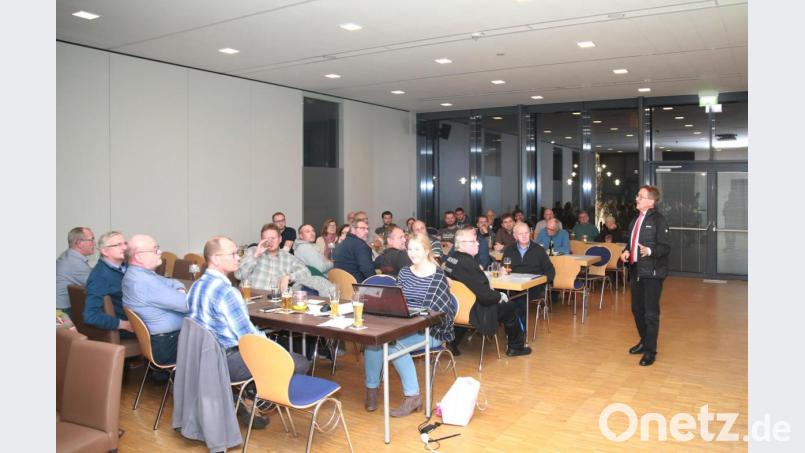 Bürgermeister Hans Donko (rechts) informierte bei der Vereinsvorständeversammlung unter anderem über das erfolgreiche Bürgerfest. Bild: JOCHEN NEUMANN
ERBENDORF
