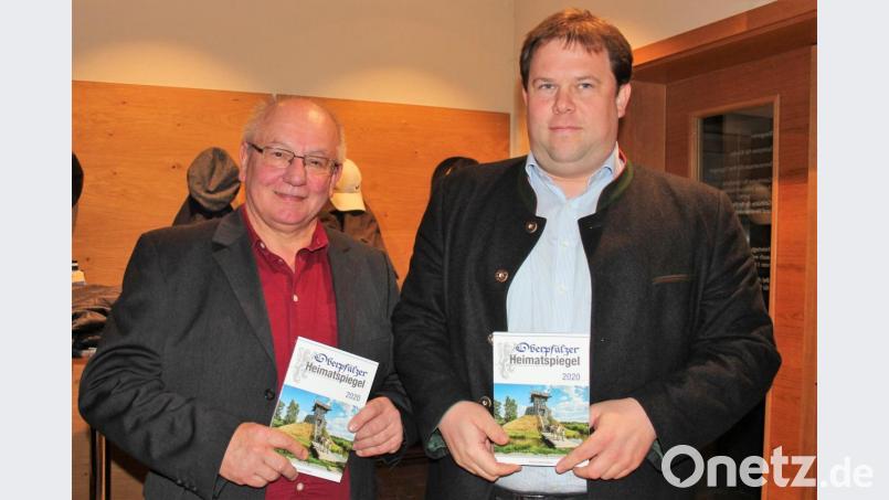 Verleger Eckhard Bodner (l.) und Bezirksheimatpfleger Dr. Tobias Appl stellten den „Oberpfälzer Heimatspiegel 2020“ in Bärnau vor. Bild: stg