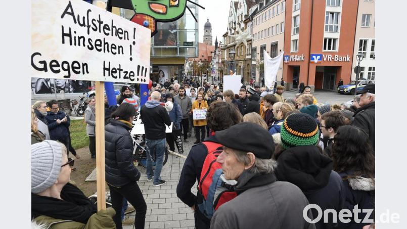 Rund 150 Menschen kamen am Freitagvormittag zur Demonstration gegen den AfD-Infobus zum Multifunktionsplatz. Bild: Petra Hartl