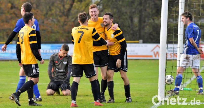 Sieben Mal jubelten die Spieler des SV Hahnbach über einen Treffer. Der Ensdorfer Torhüter Daniel Fröhlich kniet enttäuscht auf dem Boden, während Stefan Trager (rechts) lautstark versucht, seine Mitspieler aufzurütteln. Bild: Hubert Ziegler