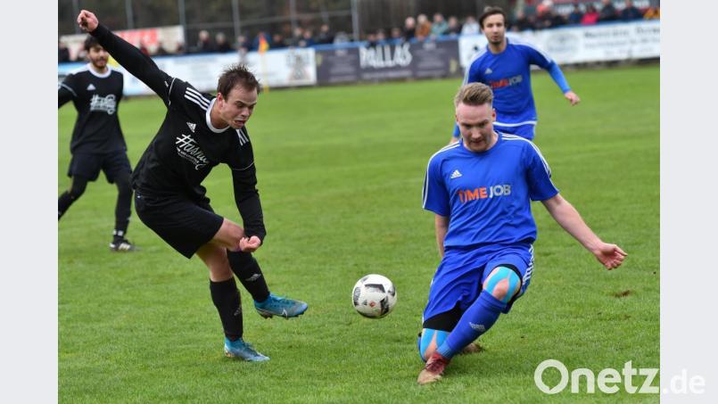 Etzenrichts Bastian Strehl blockt den Schuss von Simon Polster (TSV Detag Wernberg) im letzten Moment. Das rassige und torreiche Bezirksliga-Derby endete 4:4. Bild: A. Schwarzmeier