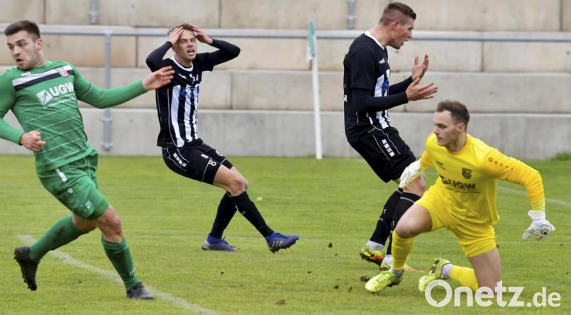Sie können es nicht fassen. Der Gebenbacher Mittelstürmer Marco Seifert (Zweiter von rechts) hat soeben frei vor dem Abtswinder Torhüter Felix Reusch den Ball verstolpert, Dominik Haller (Zweiter von links) schlägt die Hände über dem Kopf zusammen. Bild: Hubert Ziegler