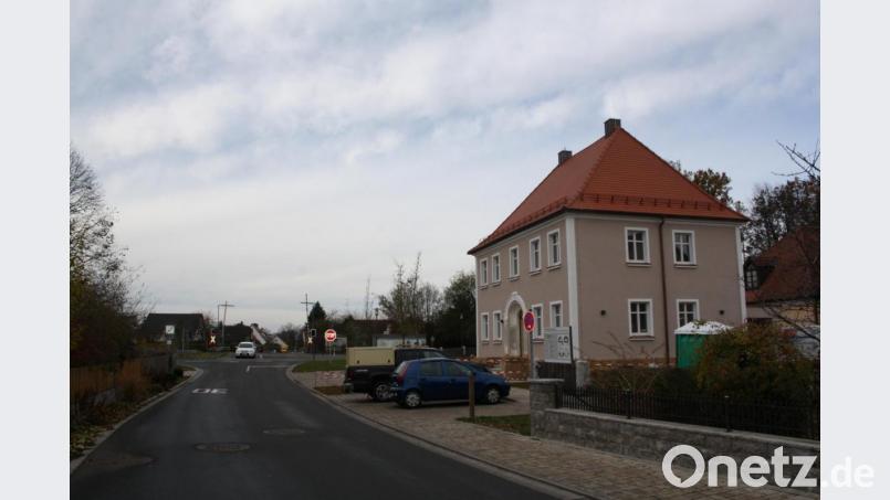 Dem alten Pfarrhof soll im &quot;Quartierkonzept&quot; für ein seniorengerechtes Schwarzenbach eine Schlüsselfunktion zukommen. An der benachbarten Bahnhofskreuzung (im Hintergrund) soll eine solarstrombetriebene Laterne für mehr Licht sorgen. Bild: bjp