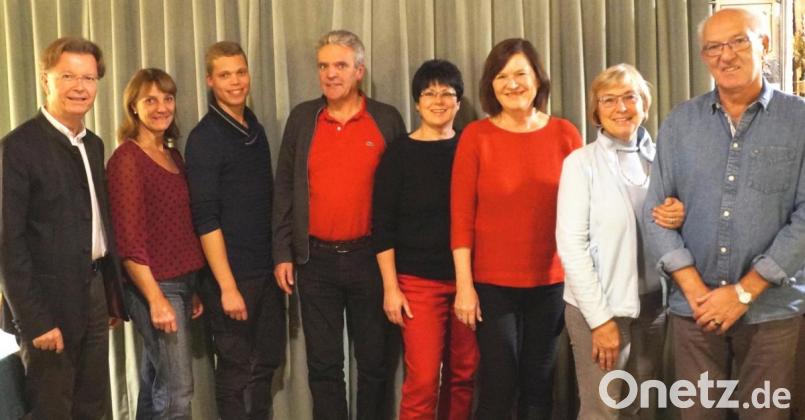 Vlasta Vavrinova (Dritte von rechts) freut sich, mit der altbewährten Vorstandschaft den Tennisclub Oberviechtach die nächsten Jahre weiterzuführen. Bild: weu