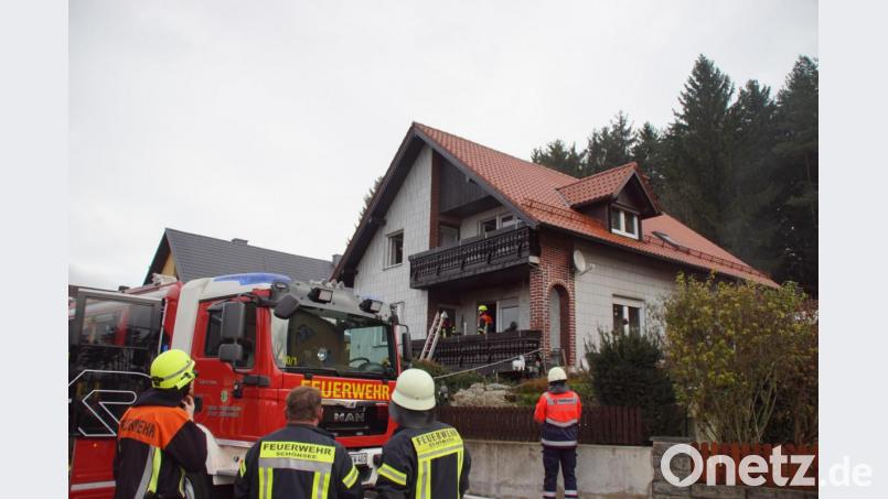 Die Feuerwehren löschten den Brand, der sich vom rückwärtigen Teil des Hauses auf das gesamte Erdgeschoss ausbreitet. Bild: mmj