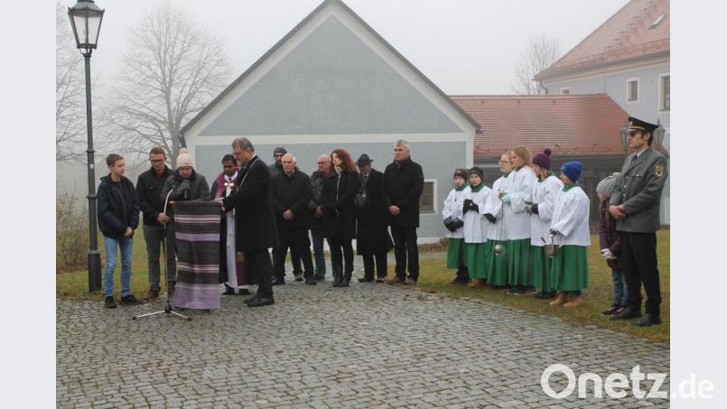 Bei der Totenehrung am Kriegerdenkmal sprechen Erik Thalhauser, Niklas Krapf und Stefanie Bock (von links) von der KLJB Neukirchen zu St. Christoph die Fürbitten. Bild: pi