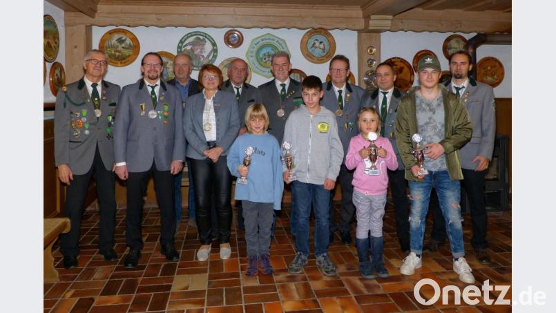 Die Vereinsmeister in allen Klassen mit Ehrenschützenmeister Johann Zimmermann (links). Bild: rrd