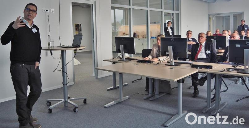 Professor Daniel Loebenberger stellt das Lernlabor vor. Bild: Bühner