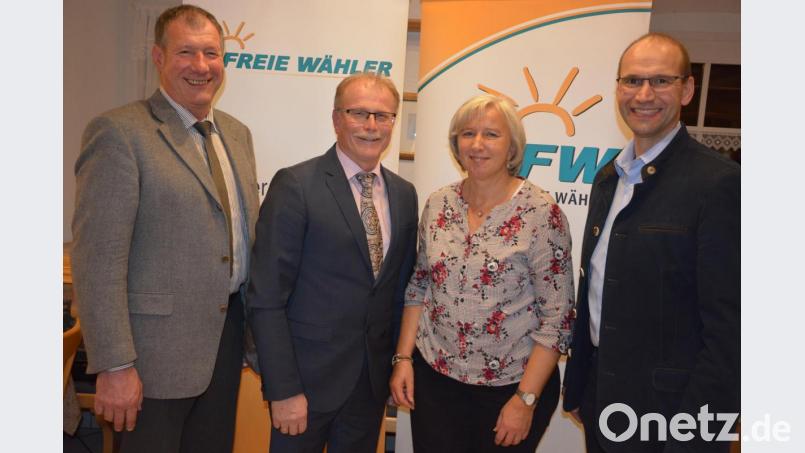 Max Bindl (Zweiter von links) bewirbt sich um eine dritte Amtszeit als Bürgermeister. Ehefrau Helga, Freie-Wähler-Fraktionssprecher und Zweiter Bürgermeister Reinhard Wurm (links) sowie Landratskandidat Ely Eibisch gratulierten zur einstimmigen Nominierung. Bild: jr