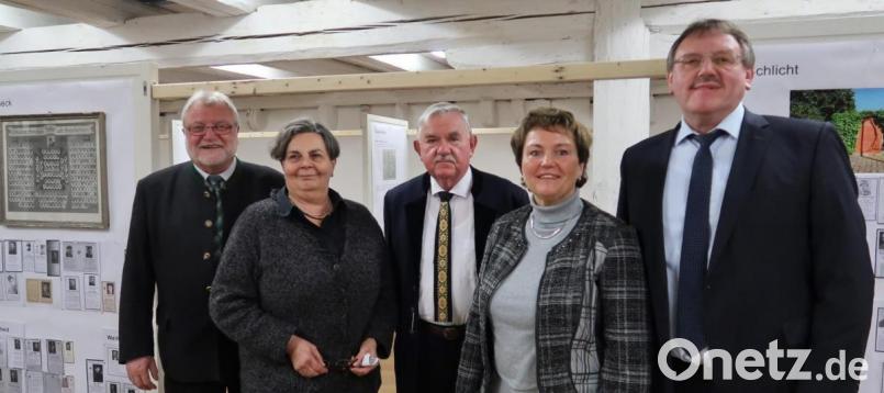 Die Ausstellung „Helden und Opfer“ im Zehentkasten auf Burg Dagestein ist eröffnet. (von links): Hartmut Schendzielorz (Volksbund deutscher Kriegsgräber), Gästeführerin Dorothee Schulze Zumhülsen, Heinrich Deinzer (Krieger- und Reservistenkameradschaft), Initiatorin Elisabeth Hammer und Bürgermeister Hans-Martin Schertl. Bild: rha