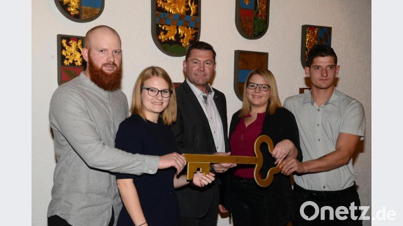 Das neue Faschingsprinzenpaar Philipp I. und Andrea IV. (links) haben vom bisherigen Prinzenpaar René I. und Alexandra II. den Rathausschlüssel übernommen. Bürgermeister Rainer Rewitzer hat auf die Übergabe der ziemlich knappen Stadtkasse verzichtet. Bild: bey