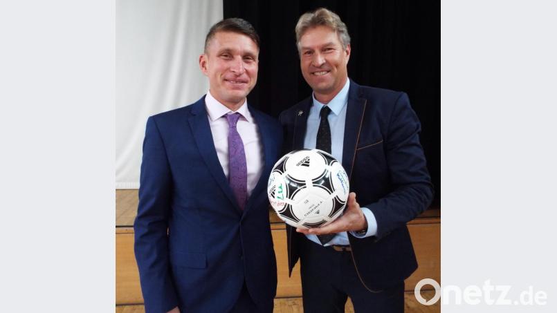 Teamplayer wollen sie sein: Florian Fuchs und Konrektor Peter Rösch, Fußball für sportbegeisterten Florian Fuchs als Geschenk. Bild: e