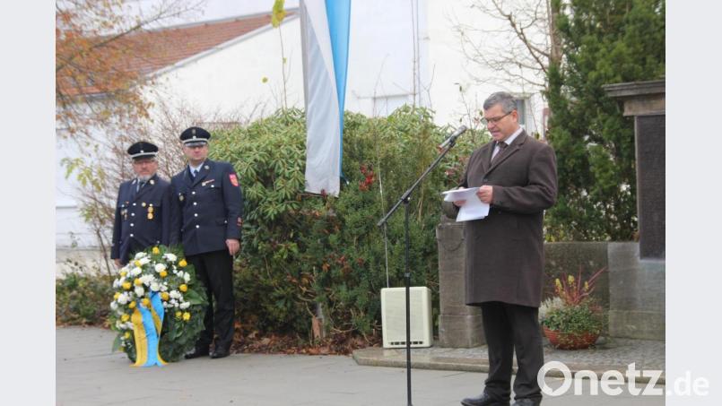 Stellvertretender Bürgermeister Manfred Schlosser hielt für den kurzfristig erkrankten Bürgermeister Sepp Reindl die Ansprachen zum Volkstrauertag in Schnaittenbach und vorher schon in Holzhammer und Kemnath am Buchberg. Das Panzerbataillon 104 Pfreimd übernahm die Ehrenwache am Kriegerdenkmal in Schnaittenbach. Bild: ads
