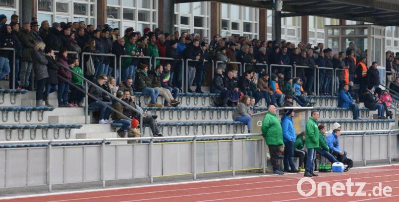 Die Sportpark-Tribüne war bestens gefüllt. Etwa 500 Zuschauer besuchten das Derby 1. FC Schwarzenfeld gegen den TSV Stulln. Bild: ham