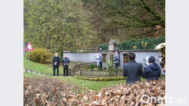 Bürgermeister Hans Durst (links) und Rolf List vor dem Ehrenmal mit Ehrenwache in Hirschbach. Bild: rrd