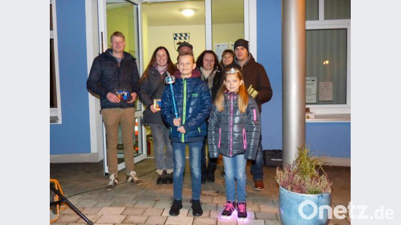 Theresa I. &amp; Kilian I. (vorne) sind das Kinderprinzenpaar, Jessica I. (hinten Dritte von rechts) und Tobias I. (hinten rechts) das neue Prinzenpaar in Kohlberg. Bild: hme