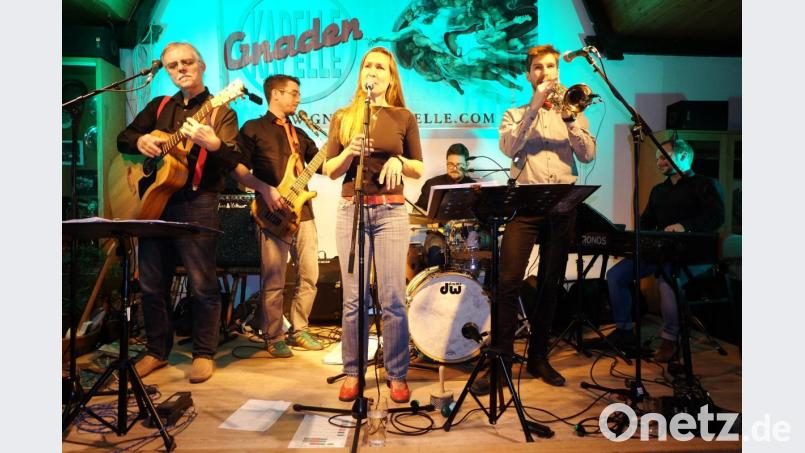 „Mal etwas anderes!“, meinten die Konzertbesucher. Die sechs Musiker (von links) Val Dash (Bandleader), Bo Baumann, Kathrin Nagy (Sängerin) Max Eder, Josef Hanslmaier und Bertram Liebmann überzeugten im Laufe des Abends das Publikum mit ihrem musikalischen Können. Nach der Dreingabe „Da letzte Schiaba“ ernteten sie langanhaltenden Applaus. Bild: ohr