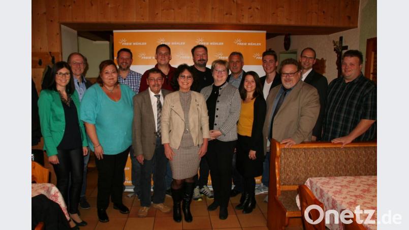 Die Freien Wähler nominierten die Kandidaten für die Stadtratswahl. Im Bild von links Tatjana Root, Oskar Kastner, Claudia Beer, Peter Hochmuth, Karl Busch, Christian Schöpf, Michaela Härtl, Stefan Spörrer, Gisela Kastner, Winfried Neubauer, Jennifer Melchert, Rainer Härtl jun., Thomas Herrler, Landratskandidat Ely Eibisch und Matthias Wolf. Bild: fpoz