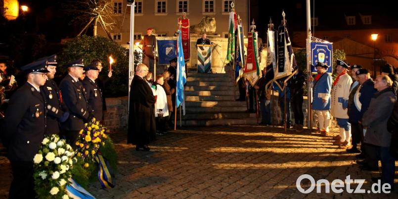Feierlich begehen die Teilnehmer den Gedenkakt am Flosser Ehrenmal. Bild: mef