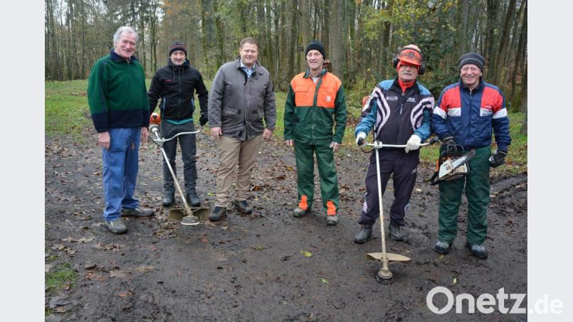 Arbeiten entlang der Loipen im Großbüchlberger Forst führten am Samstag Mitglieder des TuS Mitterteich aus. Im Bild (von links) Präsident Anton Bauernfeind, Thomas Schiffmann, Zweiter Bürgermeister und TuS-Vizepräsident Stefan Grillmeier, Peter Grillmeier, Karl Bayer und Rudi Hartwich (von links). Bild: jr
