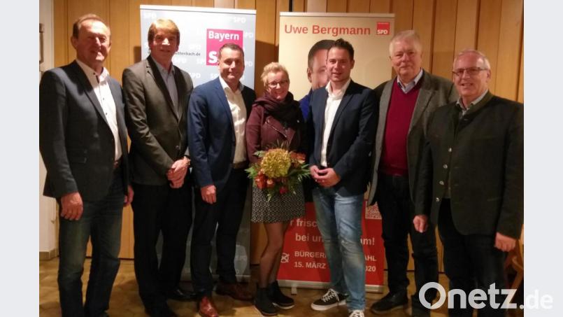 Der amtierende SPD-Kreisvorsitzende Uwe Bergmann (Dritter von links mit seiner Frau Michaela) will Schnaittenbachs Bürgermeister werden. Nach der erfolgreichen Nominierung gratulieren Bezirksrat Richard Gaßner (links), Landratskandidat Michael Rischke (Zweiter von links), Kreistagsfraktionssprecher Winfried Franz (rechts), der ehemalige Landtagsabgeordnete Reinhold Strobl (Zweiter von rechts) sowie Ortsvorsitzender Daniel Hutzler (Dritter von rechts). Bild: ads