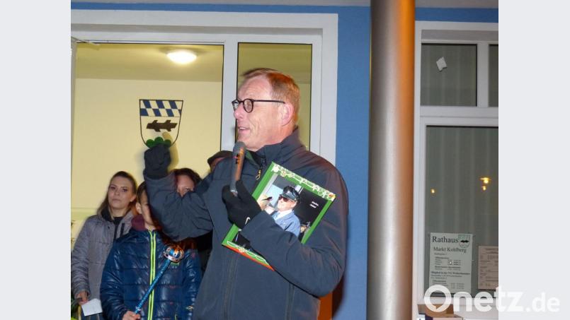 Stefan Gebhardt wird nach zehn Jahren als Moderator mit einem Fotoalbum verabschiedet. Bild: hme